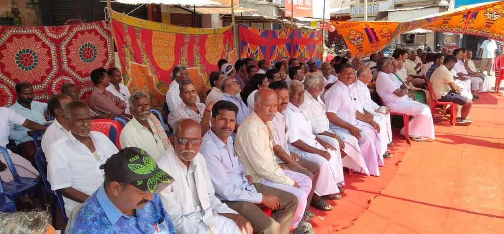 Vellore should not ...we want Ranipettay  ... people strike!